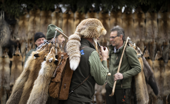 Der Fellmarkt: Treffpunkt für Jäger und Händler