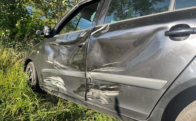 Motorradfahrer prallt beim Überholen in abbiegendes Auto