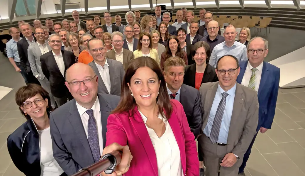 Das neue St.Galler Regierungsfoto: Präsidentin Laura Bucher greift zum Selfiestick.