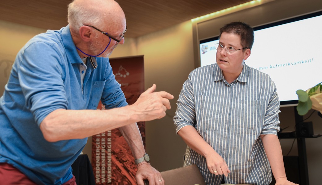 Archivarin Dorothee Platz tauscht sich mit HVW-Mitglied Otto Ackermann aus.  