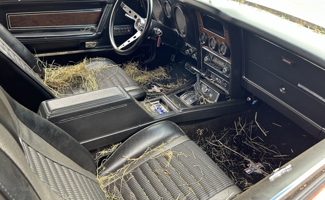 Rollende Heuballe kollidiert mit fahrenden Autos