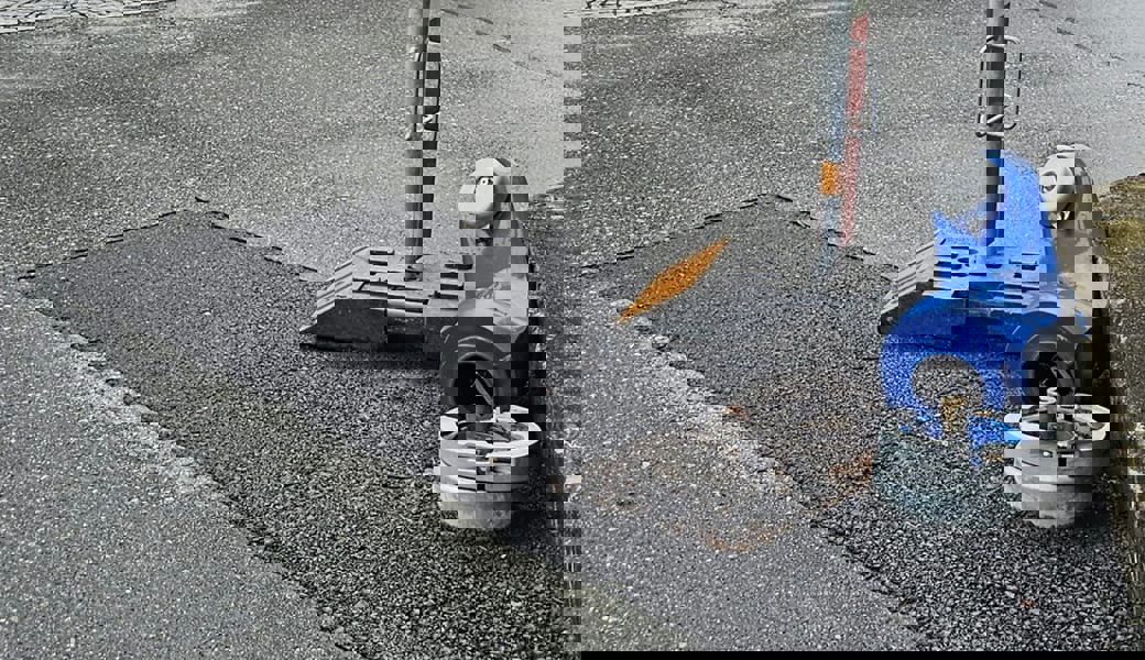 Derzeit gefährdet: Dieser Hydrant in Azmoos ist schon einige Male umgefahren worden.