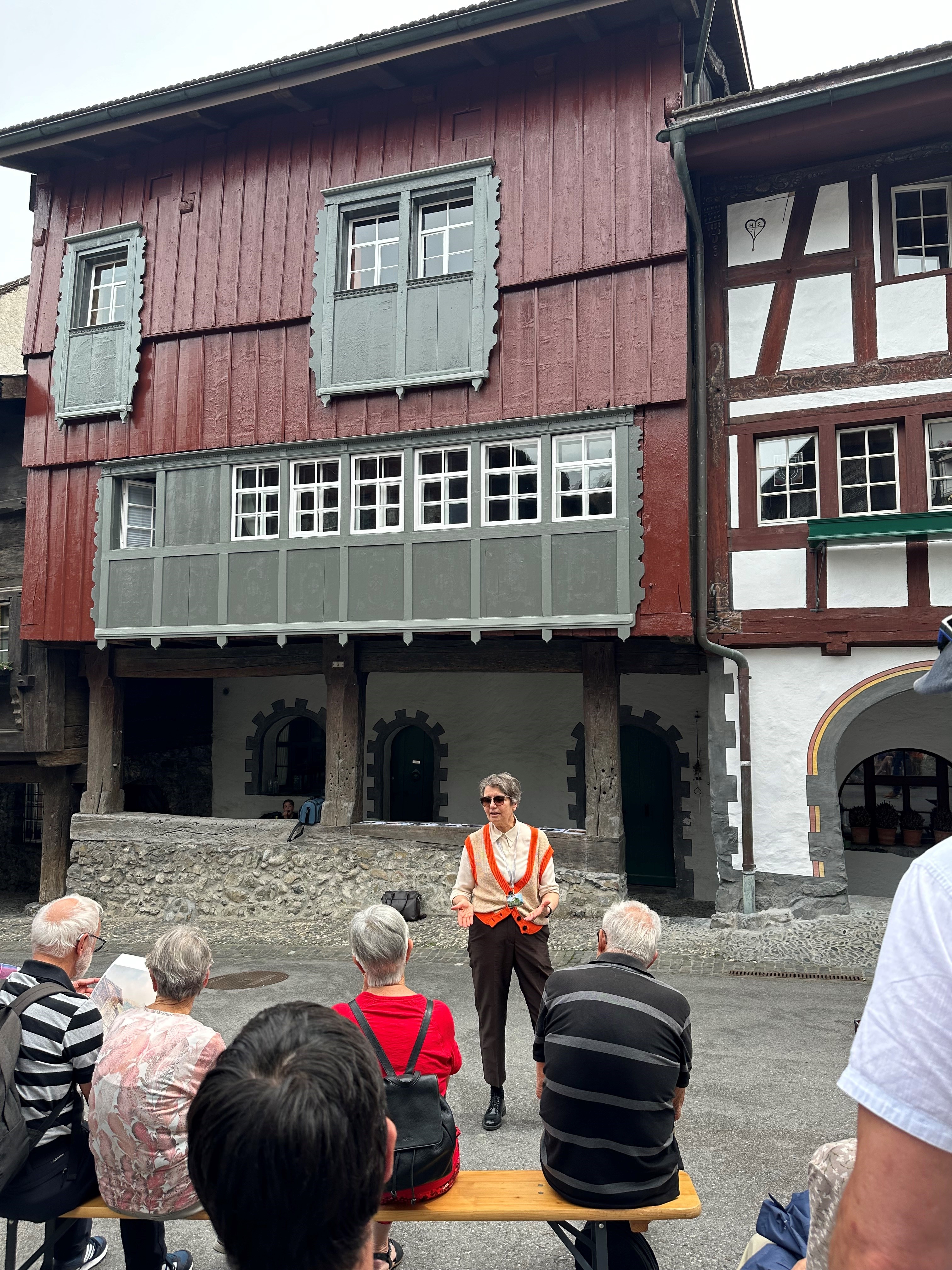 Denkmalpflegerin Karin Sander vor der frisch renovierten Fassade Haus Nr. 3