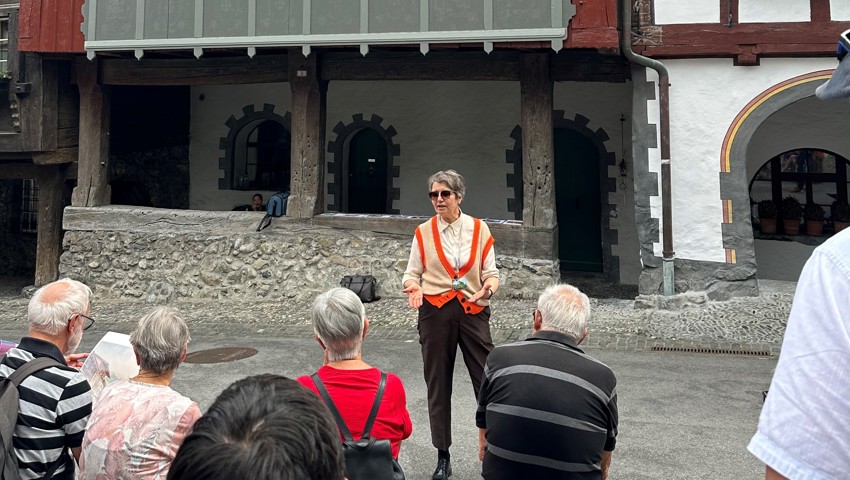 Denkmalpflegerin Karin Sander vor der frisch renovierten Fassade Haus Nr. 3
