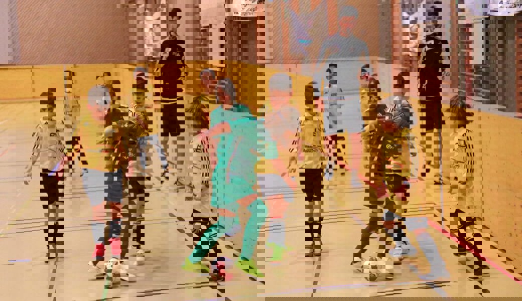  Mit «play more football» sollen alle Nachwuchskräfte auf dem Feld zum Zuge kommen. Weniger weit entwickelte Kinder können sich auf dem Spielfeld nicht mehr verstecken.. 