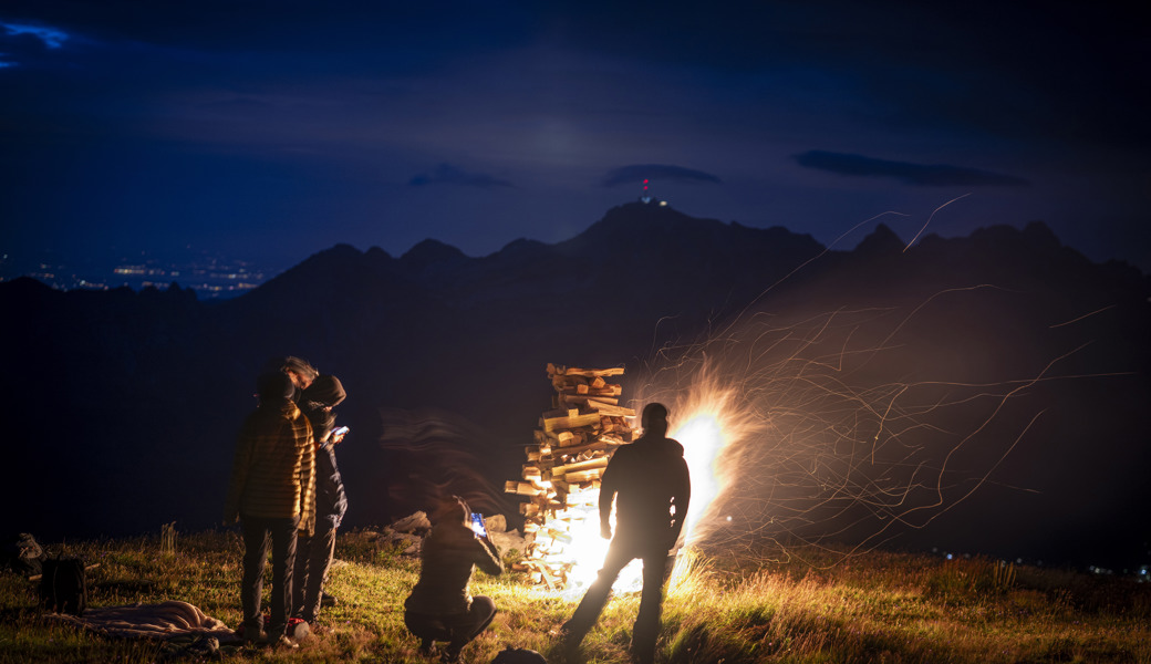 Das Feuer brennt: Der Nationalfeiertag wird auf einem Gipfel der Churfirsten begangen.