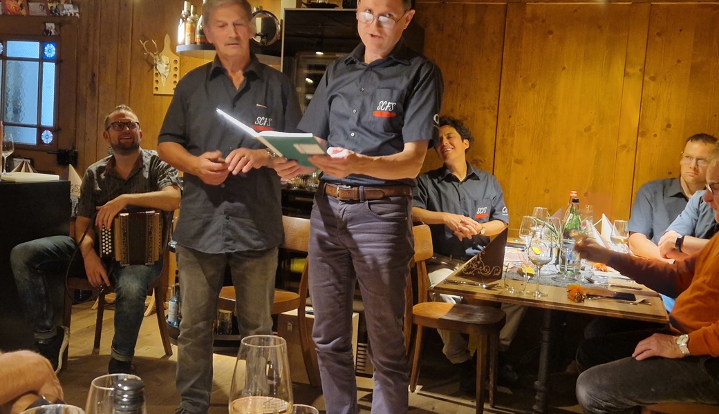 Präsident Jürg Kugler (rechts) beim Rezitieren aus dem Kassenbuch von damals. Links Gründungsmitglied und sportliches Vorbild Franz Hardegger.