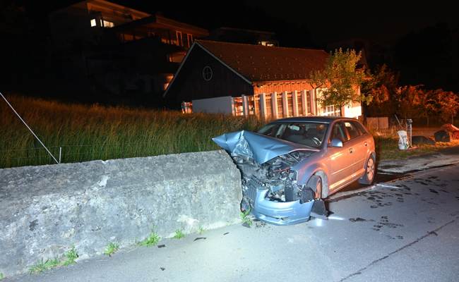 30-Jähriger prallt mit Auto gegen Mauer