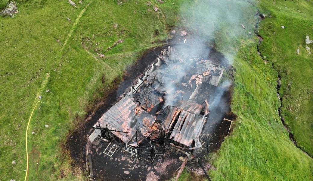 Das Gebäude wurde ein Raub der Flammen. 