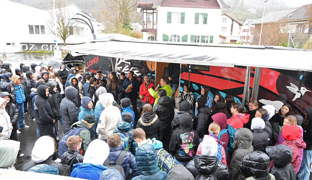 «Wir haben die Lösungen für die Klimawende bereits»: Louis Palmer (in der gelbgrünen Jacke) mit Schülerinnen und Schülern des Oberstufenzentrums Grof vor dem Solar-Butterfly.