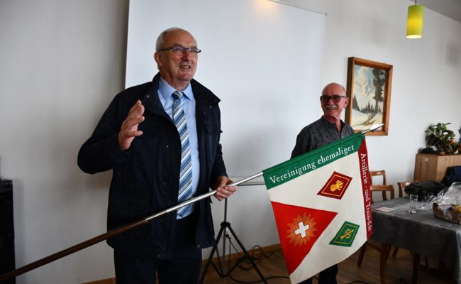 Präsidium und Fahne übergeben, danach ein Referat von Oberst Hansjörg Vogler