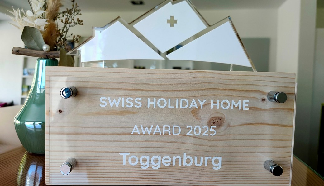 Übergabe des Swiss Holiday Home Awards: Dieter Rumpel, Geschäftsführer von E-Domizil Schweiz (links), Albéric Droz, DMO-Partner-Manager E-Domizil Schweiz (3. von links), und Jörg Steiner, Geschäftsführer Berg & Bett (rechts), zusammen mit vertretenden Vermieterinnen und Vermieter.