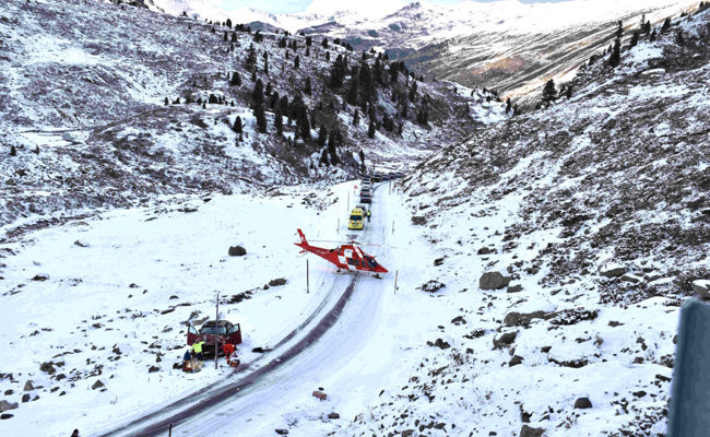 Auto mit Sommerpneus von Flüelapassstrasse abgekommen und überschlagen