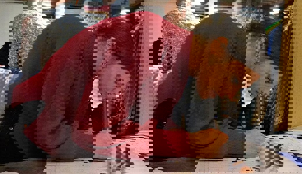  Fein säuberlich notiert: Viola Pfister hält die Daten auf dem Personalblatt fest. 