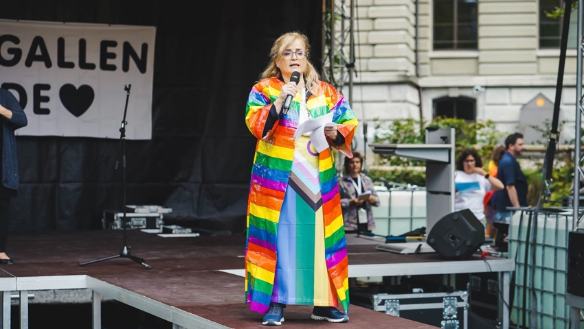 Stadtpräsidentin Maria Pappa auf der Bühne im St.Leonhardspark.