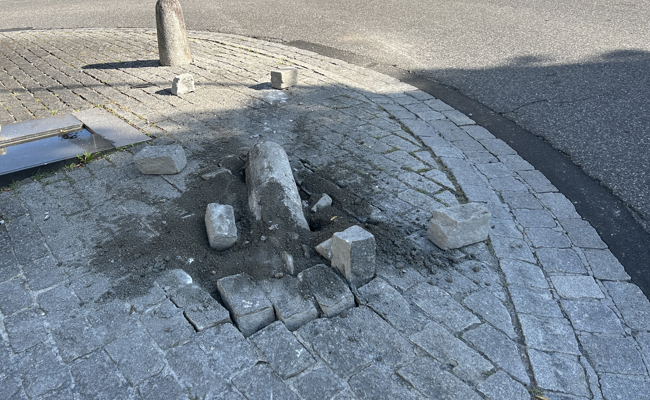 LKW-Fahrer kracht gegen Poller und fährt einfach weiter