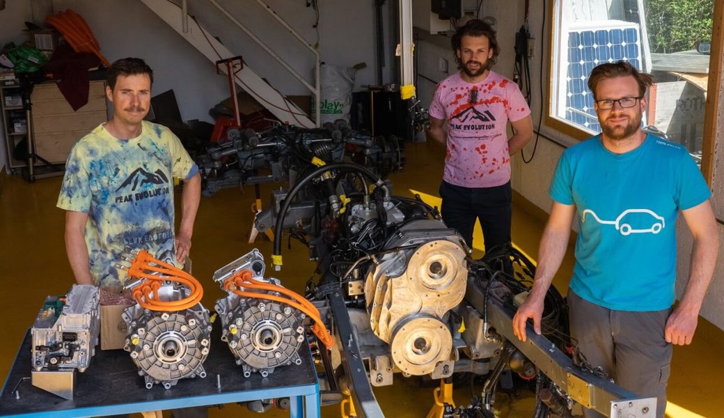  Die Tüftler David Pröschel, Patrik und David Koller (von links) wollen den höchsten aktiven Vulkan mit einem Elektronutzfahrzeug erklimmen. 