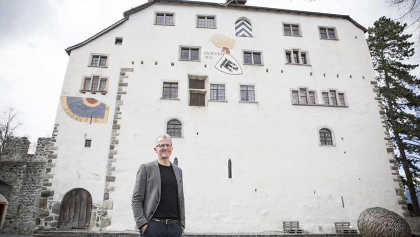  Thomas Gnägi, Leiter Schloss Werdenberg, freut sich, den Osterhasen in den kühlen und hohen Räumen des Schlosses ausstellen zu dürfen. 