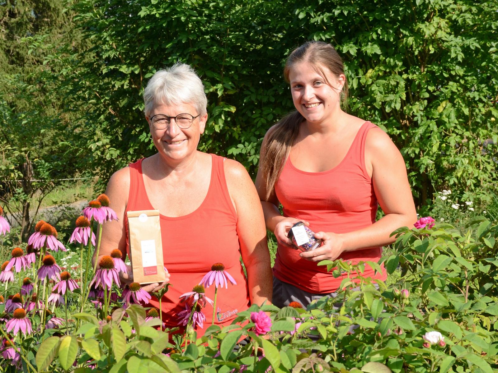 Mutter und Tochter bringen die Heimat in die Teetasse