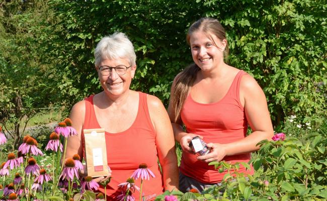 Mutter und Tochter bringen die Heimat in die Teetasse