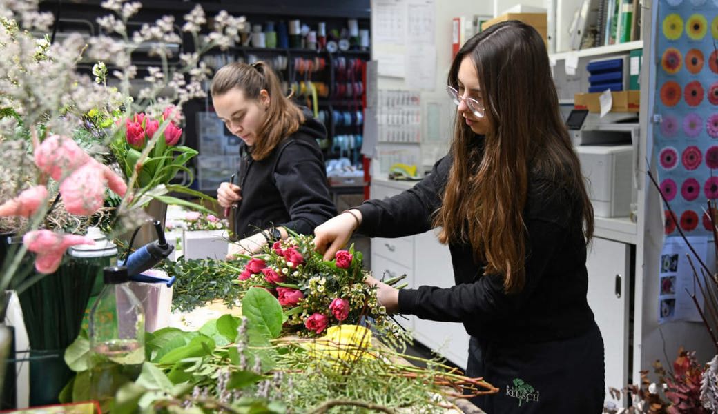  Die Floristinnen der Blumen Keusch AG binden für den Valentinstag Hunderte Blumensträusse. Bilder: Corinne Hanselmann
