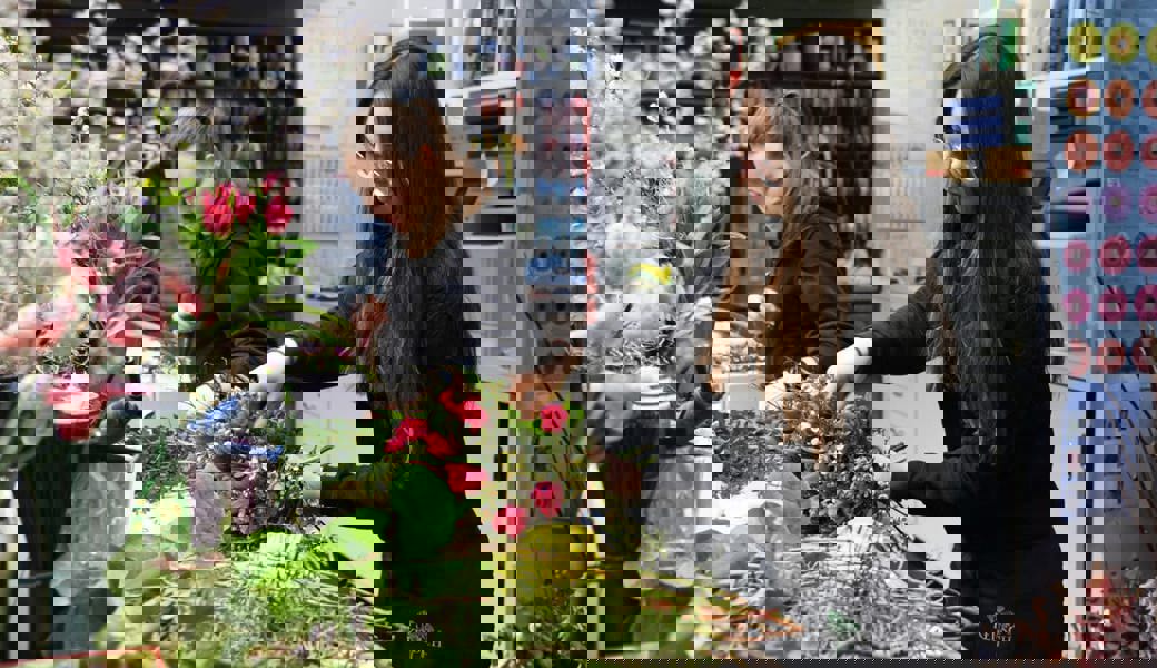  Die Floristinnen der Blumen Keusch AG binden für den Valentinstag Hunderte Blumensträusse. Bilder: Corinne Hanselmann