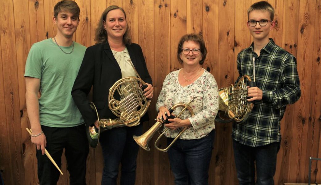  Nicola Aebi (Musikkommission), Beatrice Armbrecht (Präsidentin), Rosmarie Hartmann und Simon Tinner (Neumitglied). 