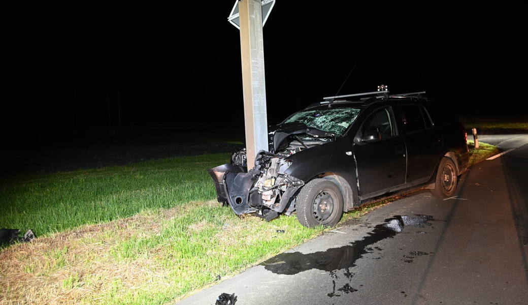  Der Autofahrer zog sich beim Unfall Verletzungen zu. 
