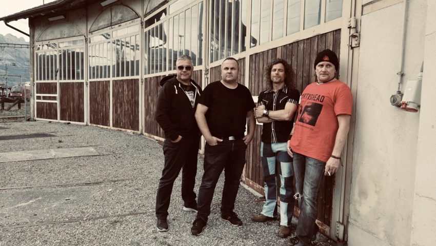  Die Hardrockband Saving Darcy veröffentlicht heute die neue Single «Said my doctor» samt einem Videoclip: (von links) Michael Weilenmann, Steve Rhyner, Dennis Mungo und Nik Lippuner.