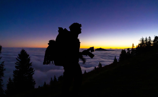 Über dem Nebelmeer sucht dieser Appenzeller Fotograf die wilden Hühner