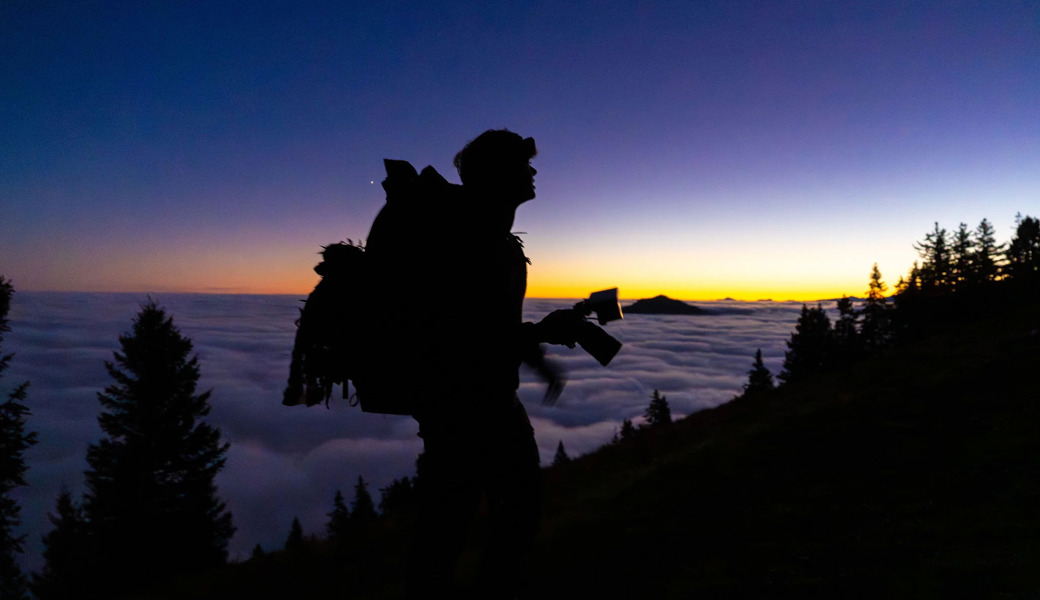 Über dem Nebelmeer sucht dieser Appenzeller Fotograf die wilden Hühner