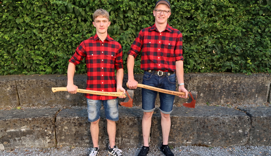 Die Lernenden der Forstgemeinschaft Sennwald und des Forstbetriebs Obertoggenburg schlossen mit der Bestnote 5,3 ab: Philipp Wenk (links) und Manuel Arnet.
