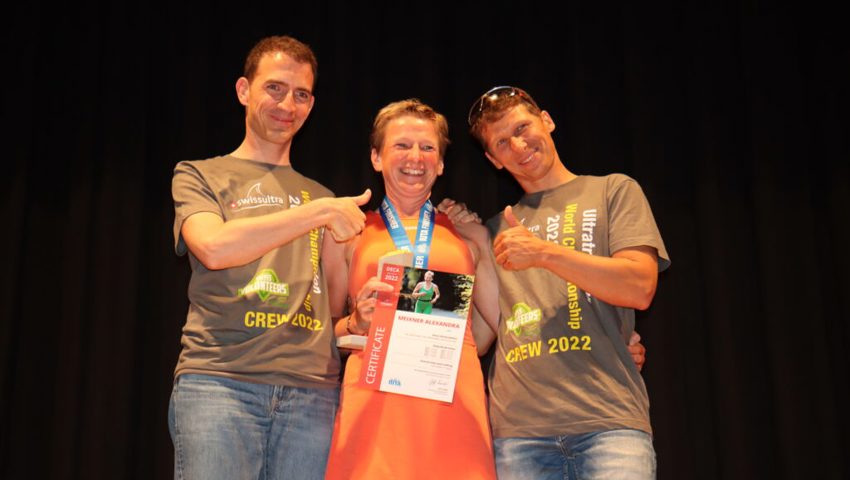  OK-Präsident Jeff Lüscher (links) und Swissultra-Mitbegründer Daniel Meier (rechts) freuen sich zusammen mit Alexandra Meixner über ihren neuerlichen Weltrekord am Swissultra in Buchs. 