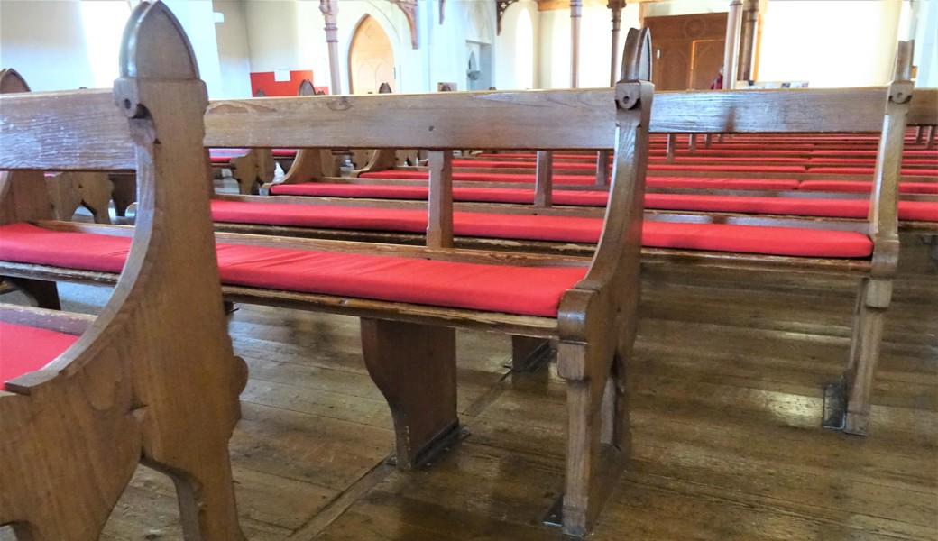 Die unbequemen Kirchenbänke werden «aufgefrischt» oder ersetzt und das wurmstichige Holzpodest entfernt. 