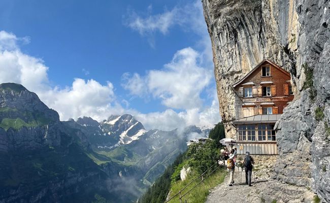 Ein Basejumper ist vom Aescher in die Tiefe gesprungen – jetzt bekommt er es mit dem Gesetz zu tun