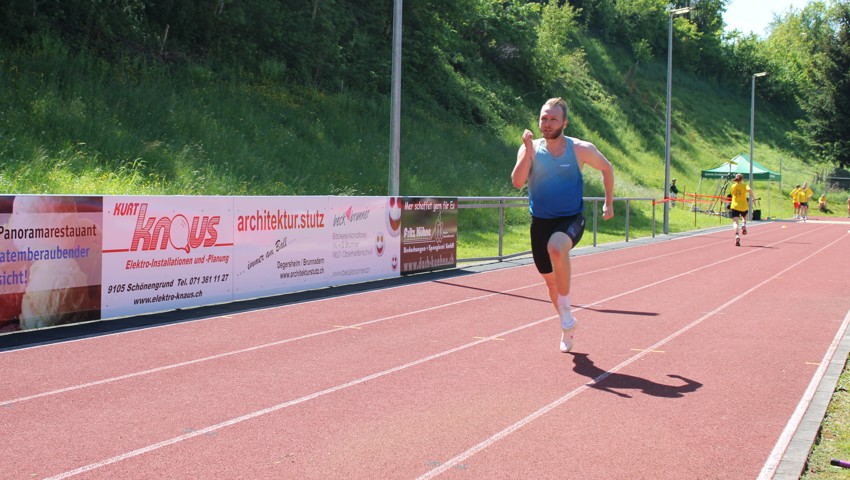 Manuel Scherrer auf dem Weg zum Sieg über 80 Meter.