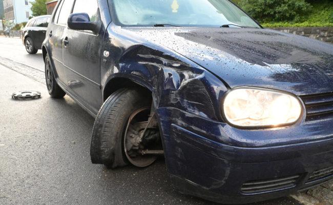 Automobilist fährt in Schaan in einen Eisengusspfosten: Totalschaden am Fahrzeug