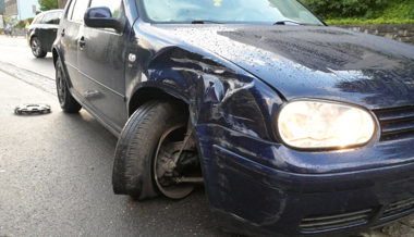 Automobilist fährt in Schaan in einen Eisengusspfosten: Totalschaden am Fahrzeug