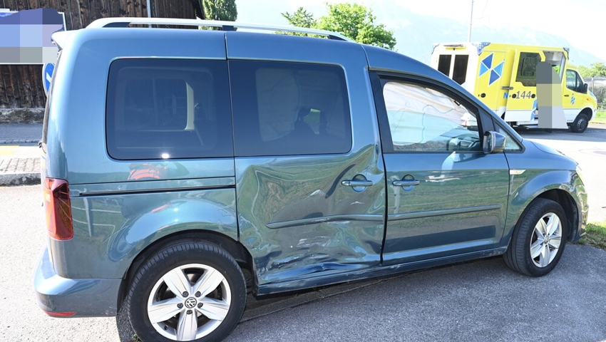 Eine Frau wurde bei dem Zusammenstoss leicht verletzt.