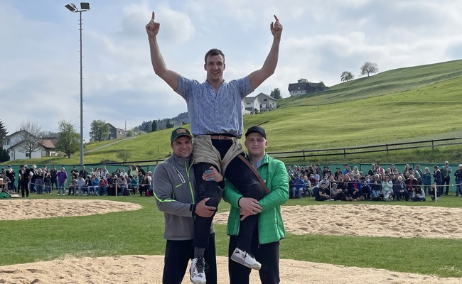 Damian Ott triumphiert am Verbandsschwingfest