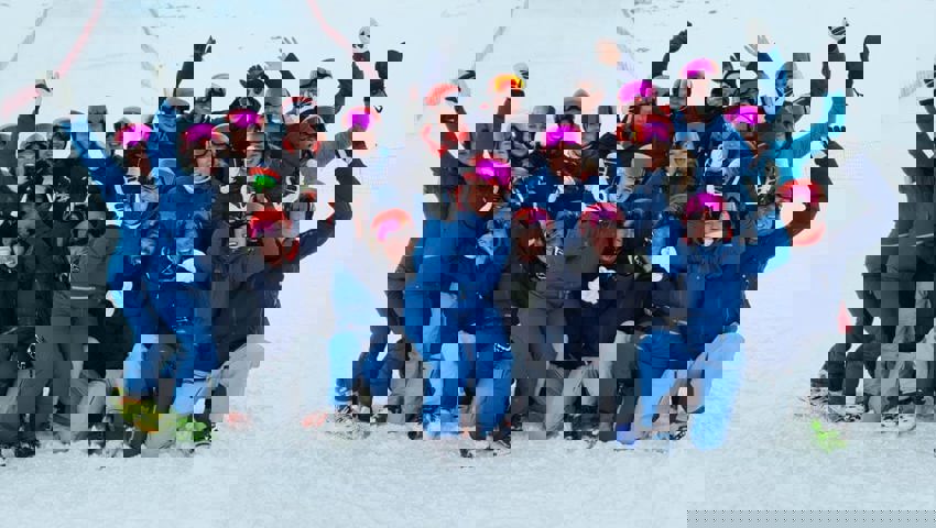  1. April: Die Männer der Toggenburger Schneesportschulen Wildhaus und Chäserrugg gewannen an den Schweizer Meisterschaften im Formationsfahren Gold. 