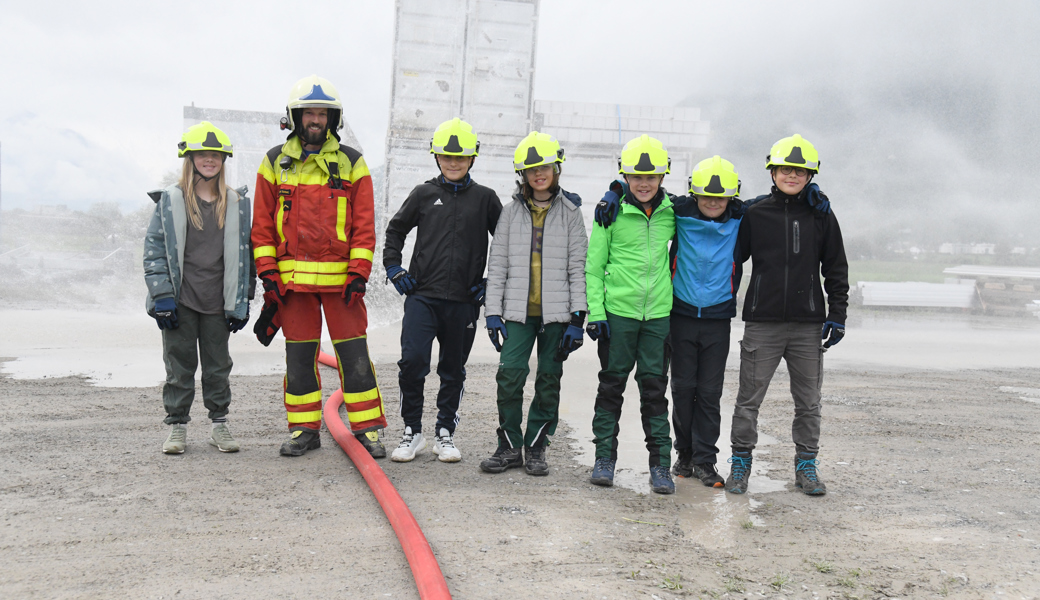 Eine verbindende Tätigkeit: Das Feuerwehrhandwerk macht dieser Gruppe sichtlich Spass. 