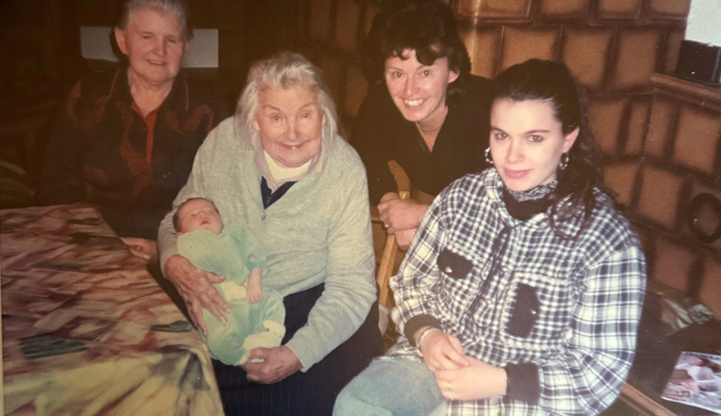 Von Links nach Rechts: Grossmutter Andrea, Urgrossmutter Maria, Ururgrossmutter Maria mit dem kleinen Lio und Mama Elena.