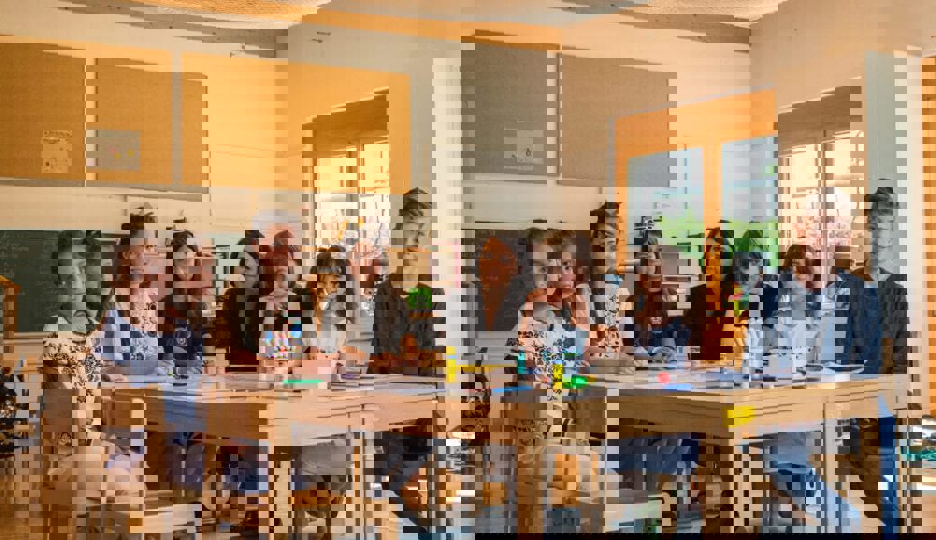  Fernab von striktem Unterricht: Die Lehrerin Alexandra Rathmann kommuniziert mit den Kindern auf Augenhöhe. 