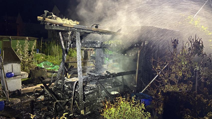 Das Feuer hat sie zerstört: Das, was von der Hütte noch übriggeblieben ist.