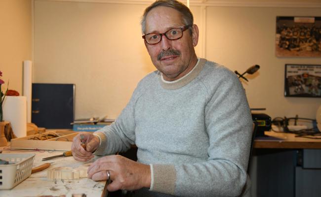 Von Möbeln bis zu kunstvollen Accessoires: Hansruedi Klingler ist ein geübter Schnitzer