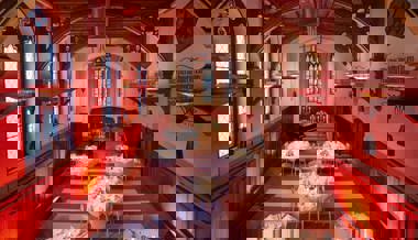 Extravagante Gitarren-Ausstellung in der «Hard-Rock-Kapelle» in Davos