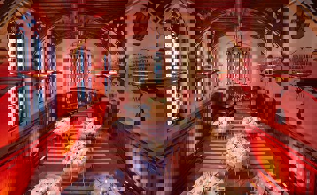 Extravagante Gitarren-Ausstellung in der «Hard-Rock-Kapelle» in Davos