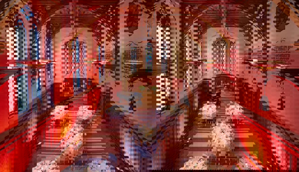 Extravagante Gitarren-Ausstellung in der «Hard-Rock-Kapelle» in Davos