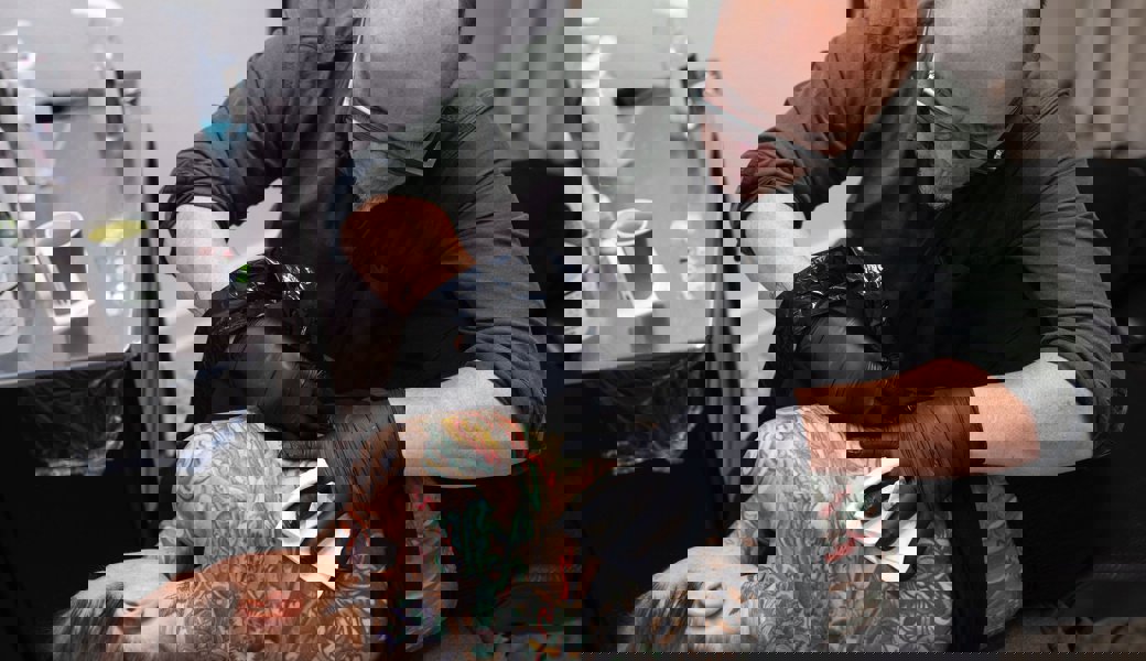 Schlangen, Rocker und Dämonen: Die unglaubliche Geschichte des Tätowierers Pele Brunner